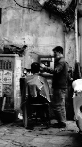 Straßenfriseur in Hanoi