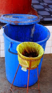 Kautabakspukbehälter