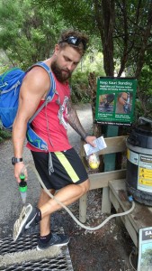 Schuhe säubern vor dem Eintritt in den Wald.